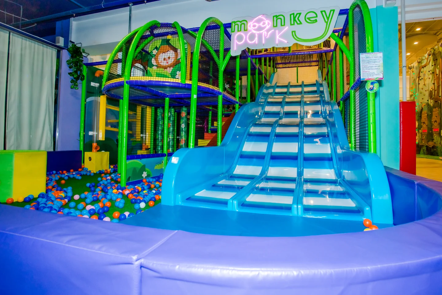 Большой лабиринт в Monkey Park