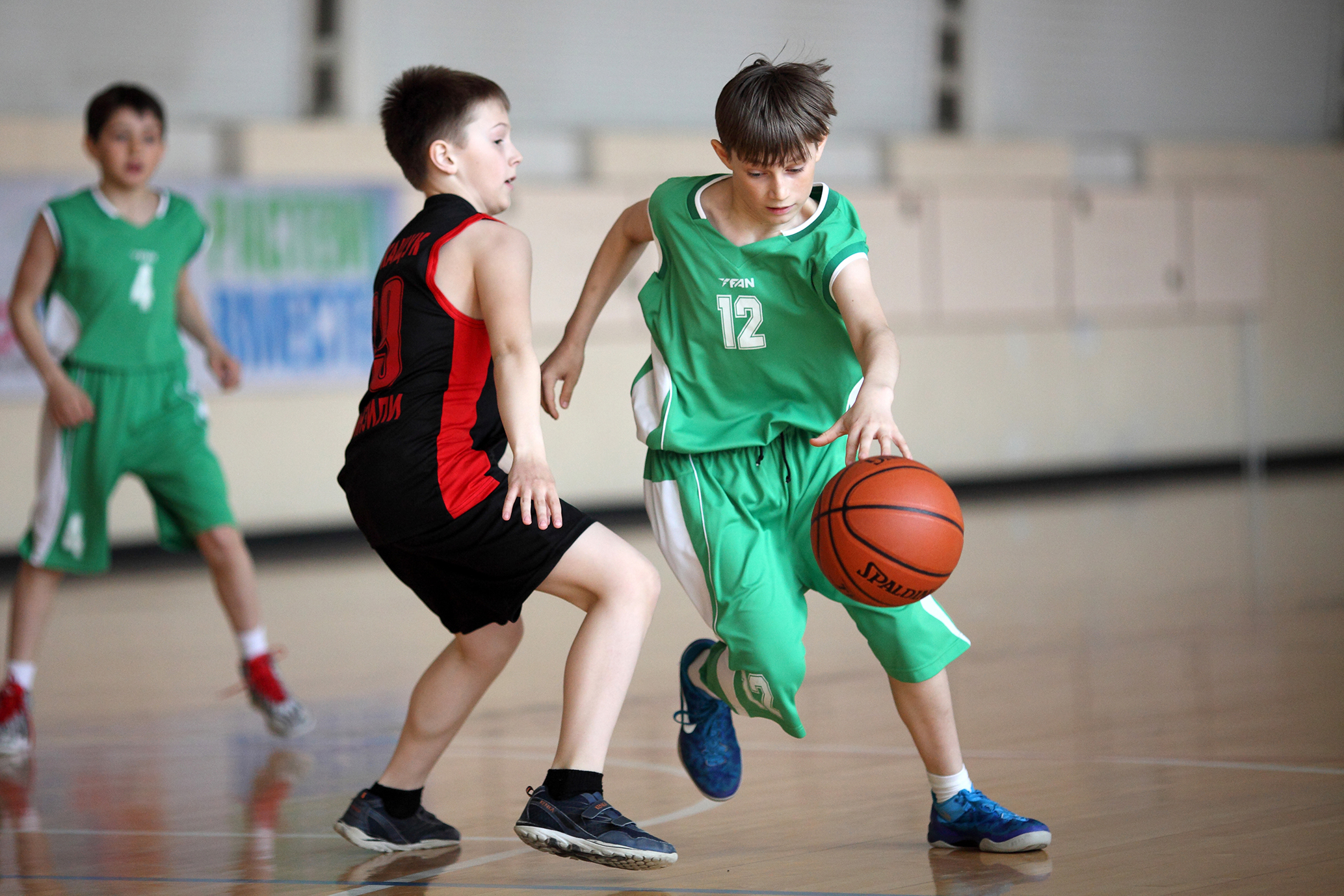 Команда юных спортсменов. Баскетбол дети. Дети играющие в баскетбол. Баскетбол мальчики. Баскетбол школьники.